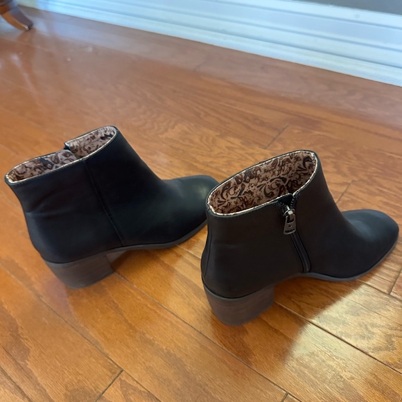 Lucky Brand Black Leather Ankle Booties with Stacked Heel NWT - Picture 5 of 8